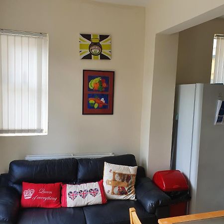 ליברפול 12 Person 6 Bedroom Self Catering House מראה חיצוני תמונה